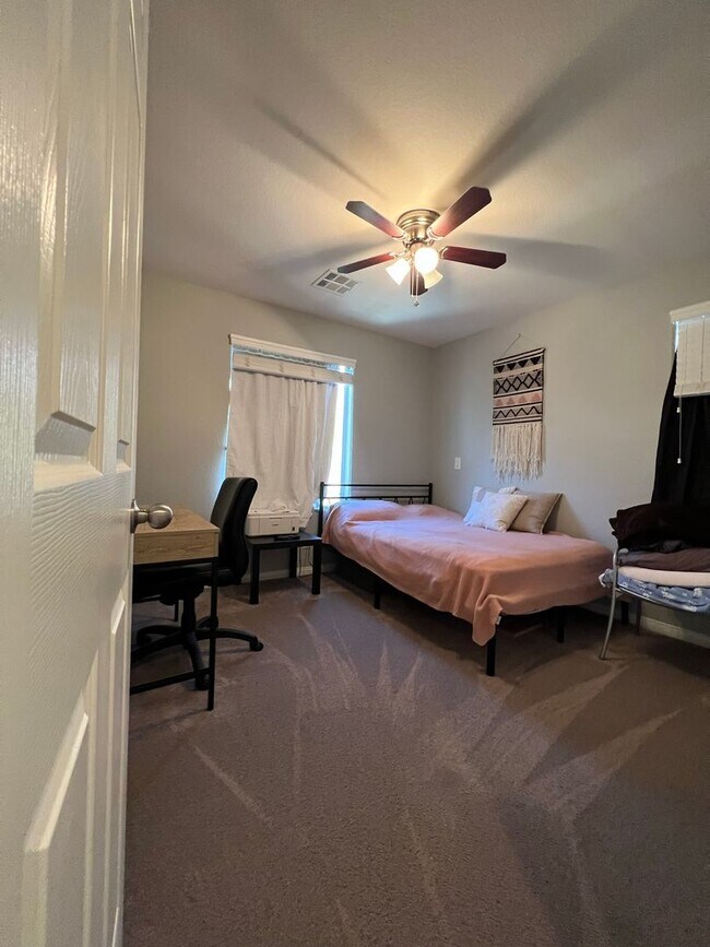 Building Photo - ABSOLUTELY AMAZING! Large 4 bedroom 2 stor...