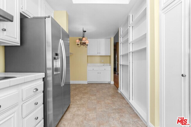 Building Photo - 1561 Palisades Dr