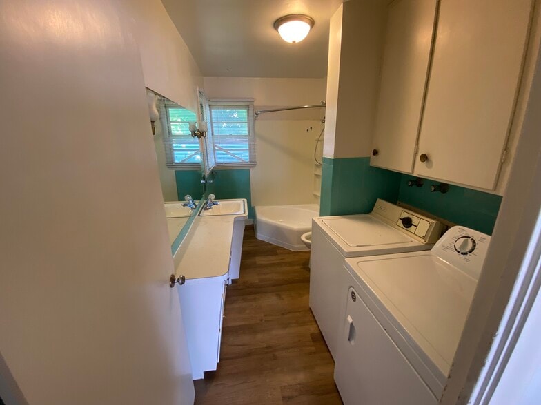 Laundry & bath - 2920 E Ave