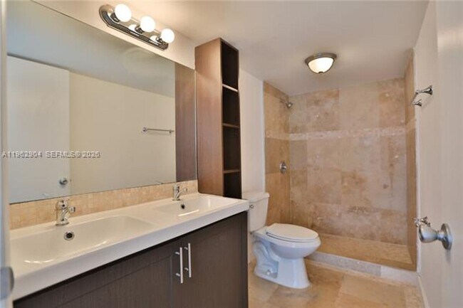 Building Photo - 600 NE 36th St