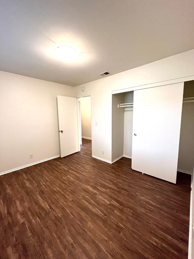 Building Photo - LOOK NO FURTHER! SPACIOUS 3 BED 2 BATH HOM...