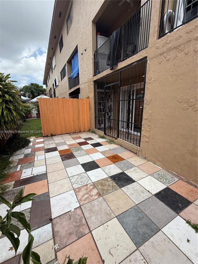 Building Photo - 2313 W 60th St
