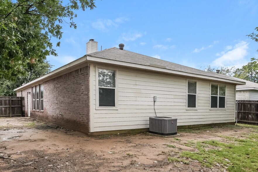 Building Photo - 2413 Wildwood Ln