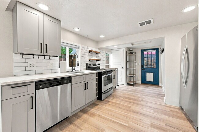 Building Photo - $2,420.95 with $300 Cleaning Voucher 2 Beds - 1 Bath, Single Family Home in Englewood with Privat...