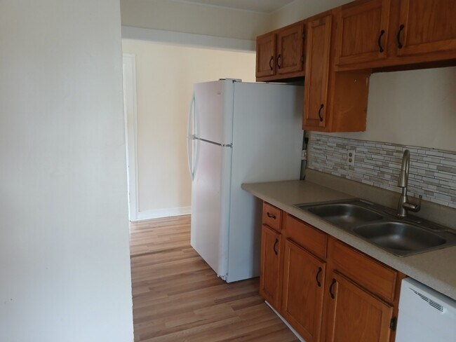 Building Photo - 194 Welch St