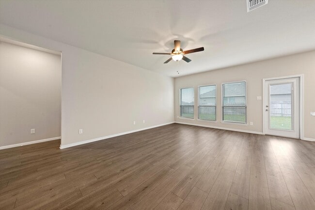 Building Photo - 7445 Gdn Gln Dr