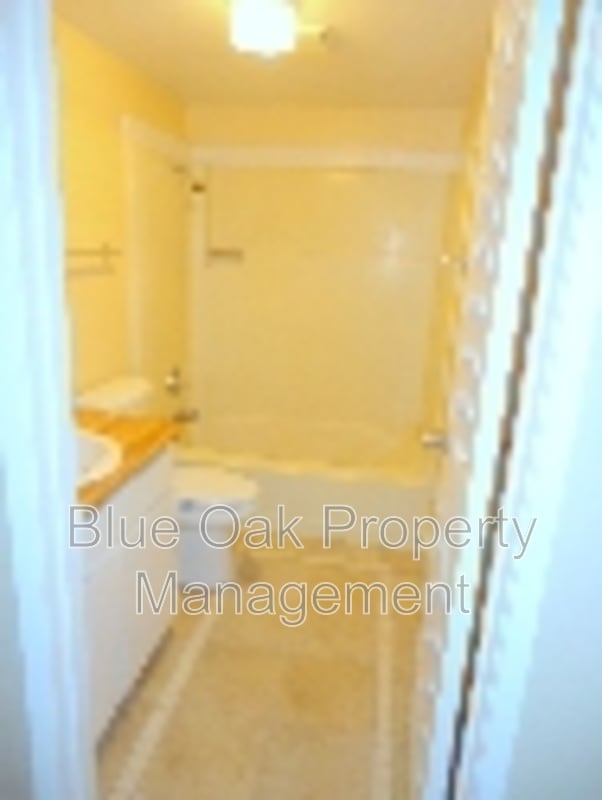 Building Photo - 403 Maple St