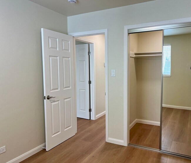 Building Photo - Light, bright & all NEW inside. Beautiful upgrades in this naturally bright 2 bd, 1 ba unit with ...