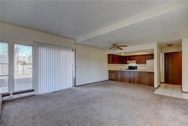 Building Photo - 3 Bedroom/2Bath/2Car Duplex- 2 Car Garage-1.5 from Chilsholm Creek