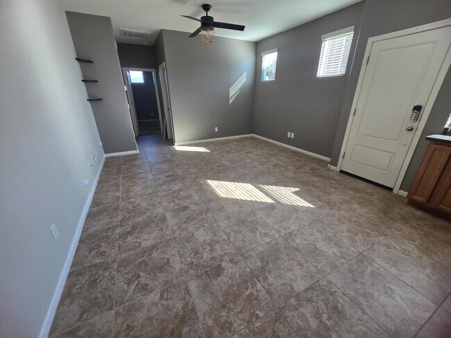 Building Photo - 9 S 195th Ln