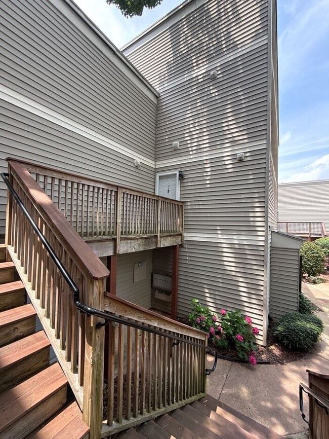 Building Photo - Woodmere Conds - Merry Oaks