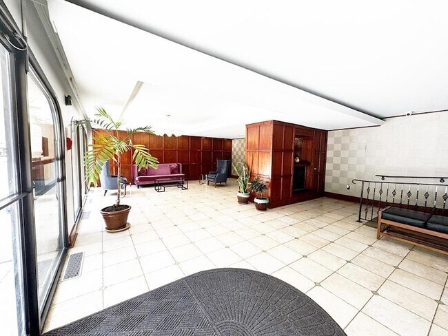 Building Photo - 922 24th St NW