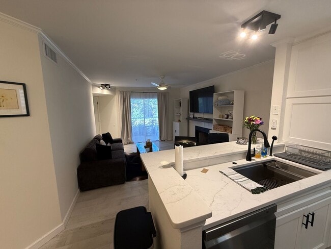Building Photo - ROOMMATE WANTED - Downtown Sarasota Renova...