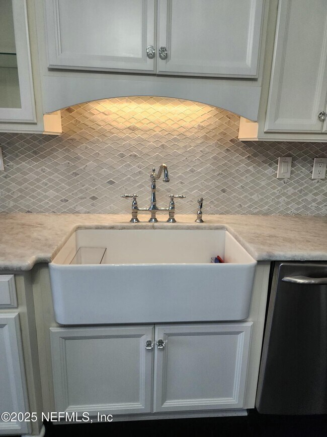 Building Photo - 212 St Johns Ave