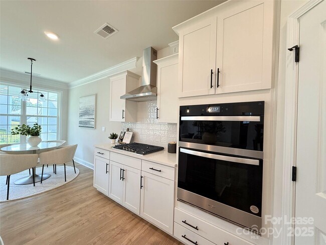 Building Photo - 5084 Silver Crk Ln