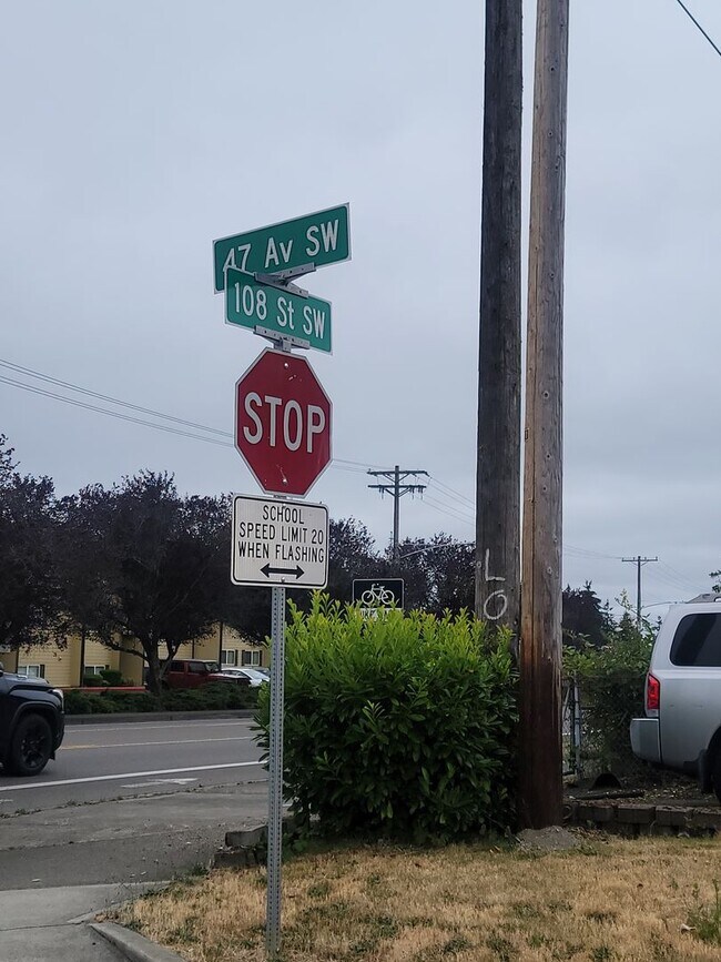 Building Photo - Convenient Lakewood Location. 1 bedroom $1395.00 includes most utilities