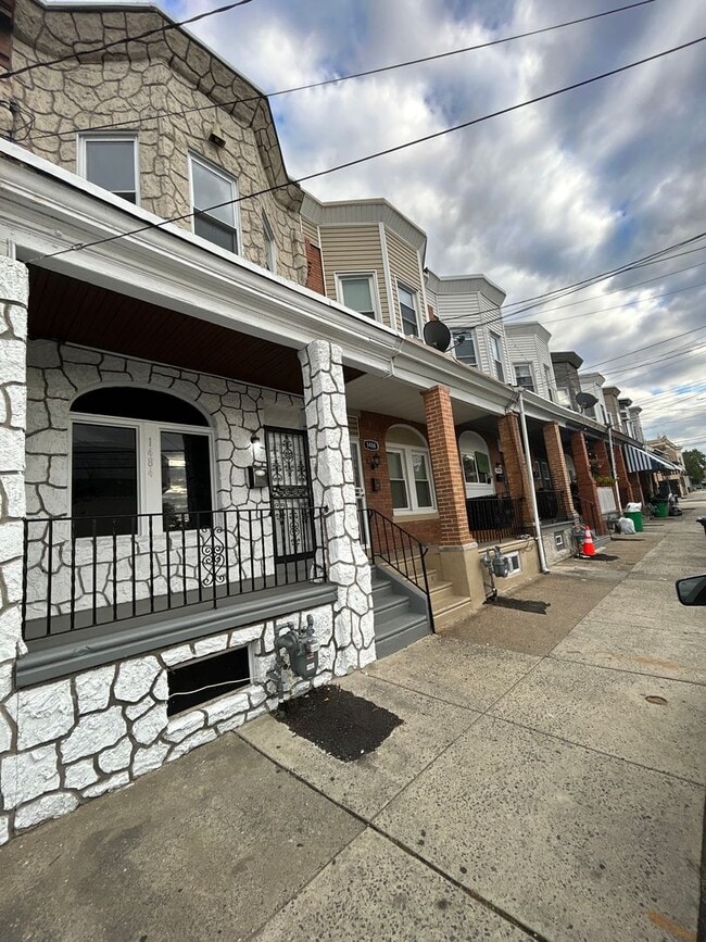 Building Photo - 1484 Louis St