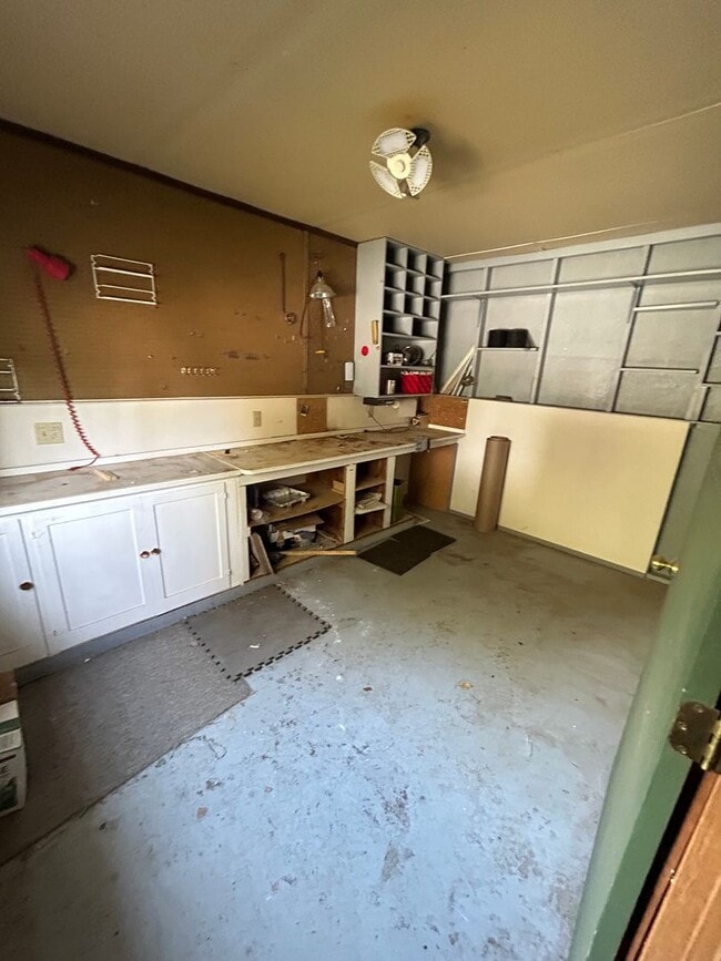 Building Photo - 302 6th Ave W
