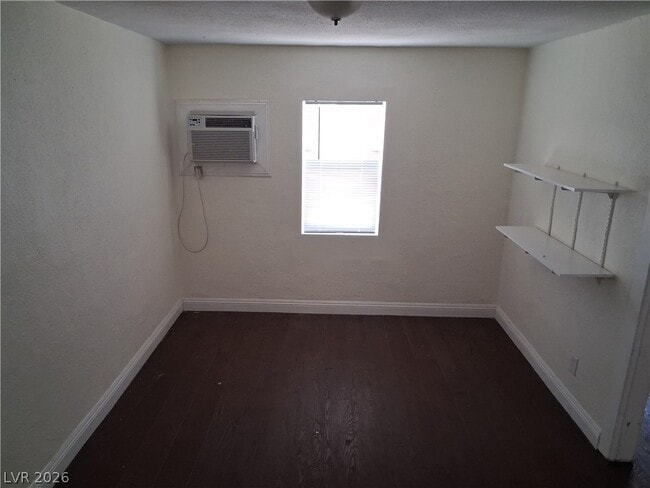 Building Photo - 413 W Van Buren Ave