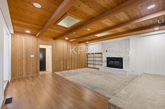 Building Photo - 2155 Portola Ave