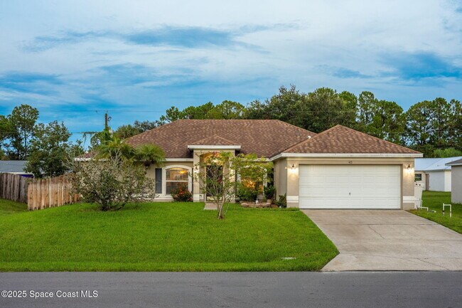 Building Photo - 413 Grenadier Ave NW