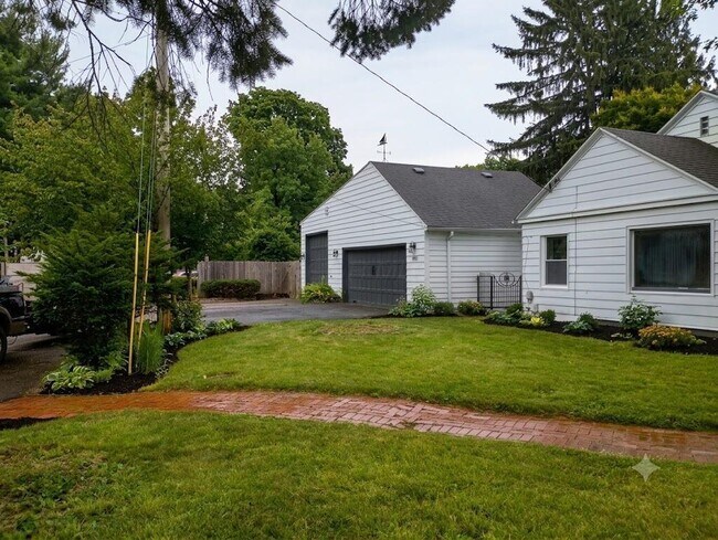 Building Photo - 3950 Riverside Dr