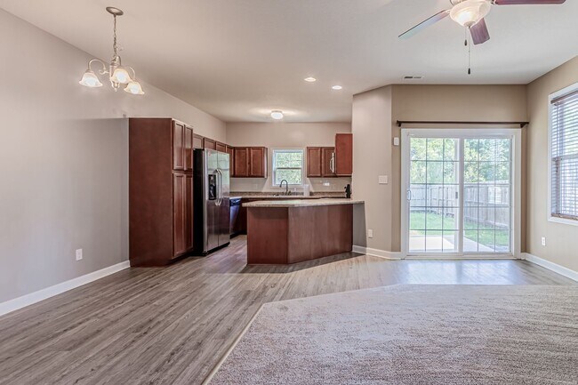 Building Photo - Townhome For Rent!