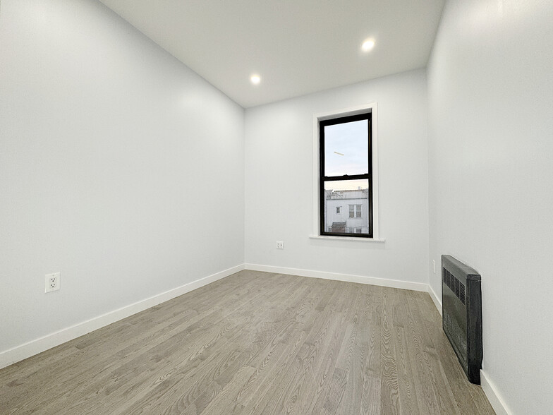 Building Photo - 333 87th St