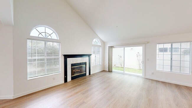 Building Photo - Beautiful 3 Bedroom Home in Eastside Costa Mesa