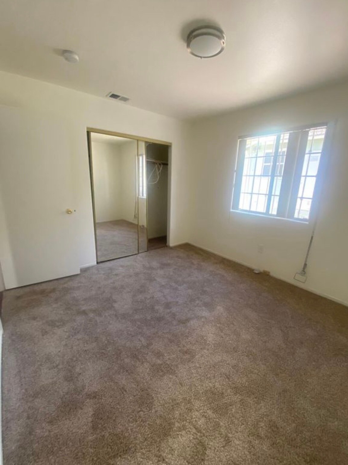 Building Photo - 1827 N Mariposa Ave