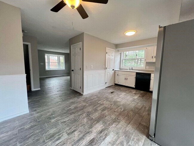 Building Photo - 83 Derryfield Ct