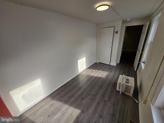 Building Photo - 330 Moss St