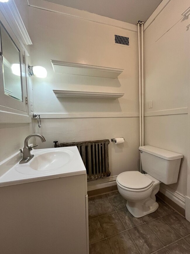 Building Photo - Large Studio in Unbeatable University Loca...