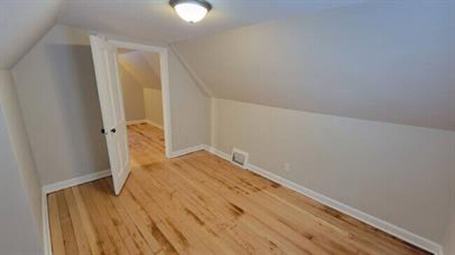Building Photo - **Charming 1-Bedroom Plus Den Home with Modern Comforts**