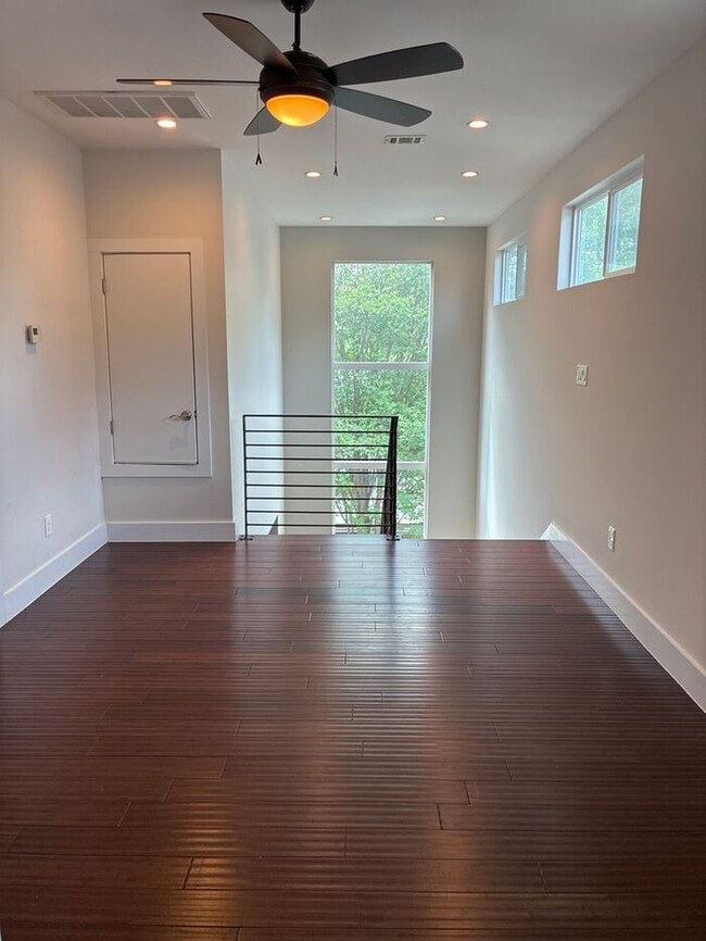 Building Photo - 3BR/2.5BA w/ Fenced Yard + Assigned Parking in Austin, TX