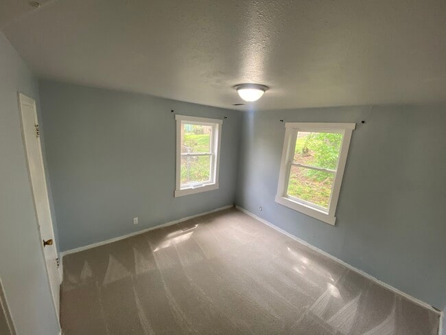 Building Photo - 1400 Donahoe Dr