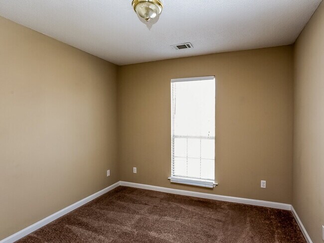 Building Photo - 150 Oakridge Dr