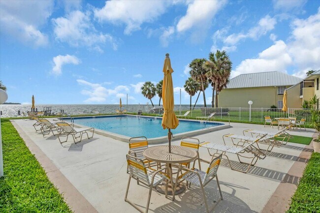 Building Photo - 7300 Sunshine Skyway Ln S