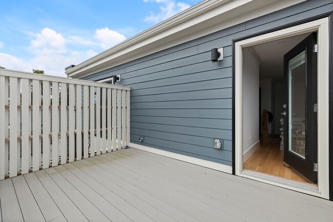 Building Photo - 10 Hallet St