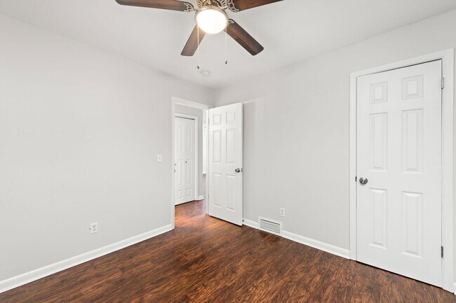 Building Photo - Beautifully Updated 1/2 Duplex in Prime Kansas City Location!