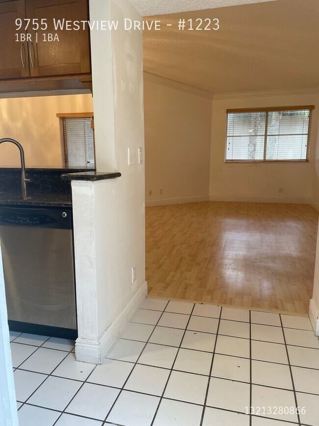 Building Photo - 9755 Westview Dr