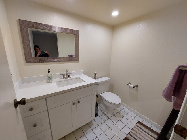 Building Photo - 2420 Torrey Pines Rd