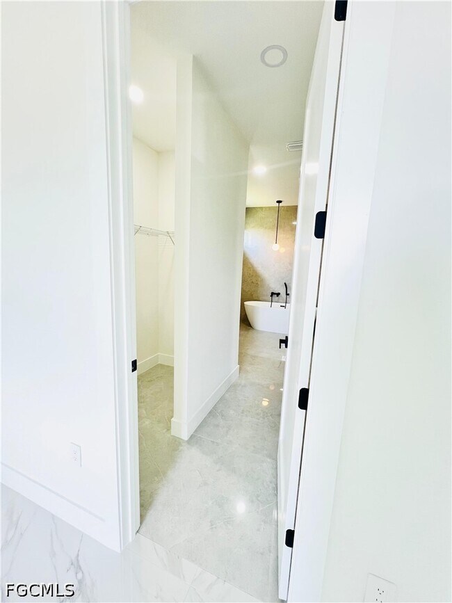 Building Photo - 1422 NE 20th St