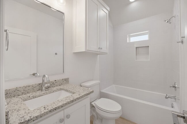 Building Photo - Gorgeous new construction in Flint!