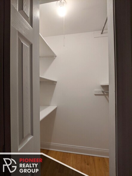 Building Photo - 813 W Cornelia Ave