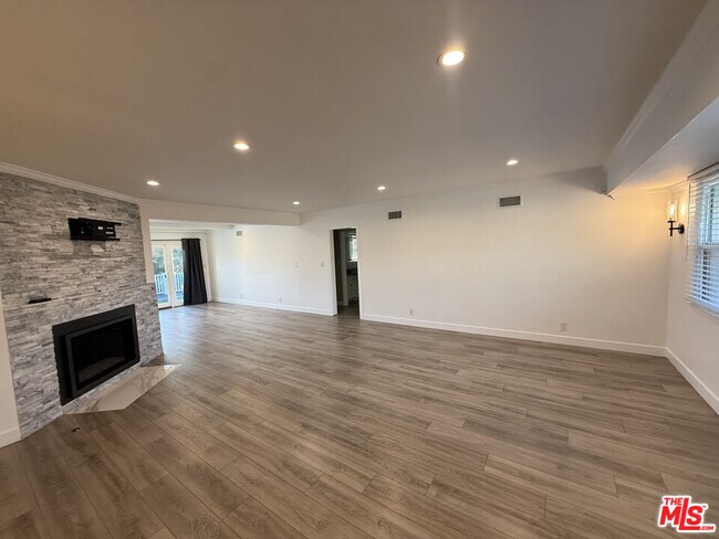 Building Photo - 4439 Don Zarembo Dr