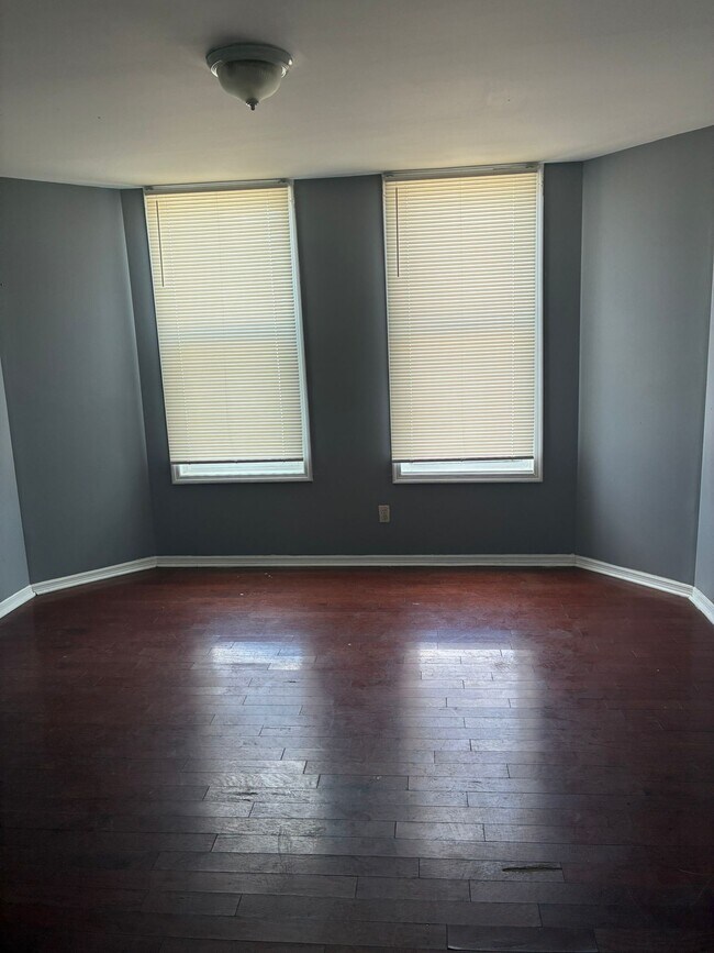 Building Photo - 2 bedroom and den