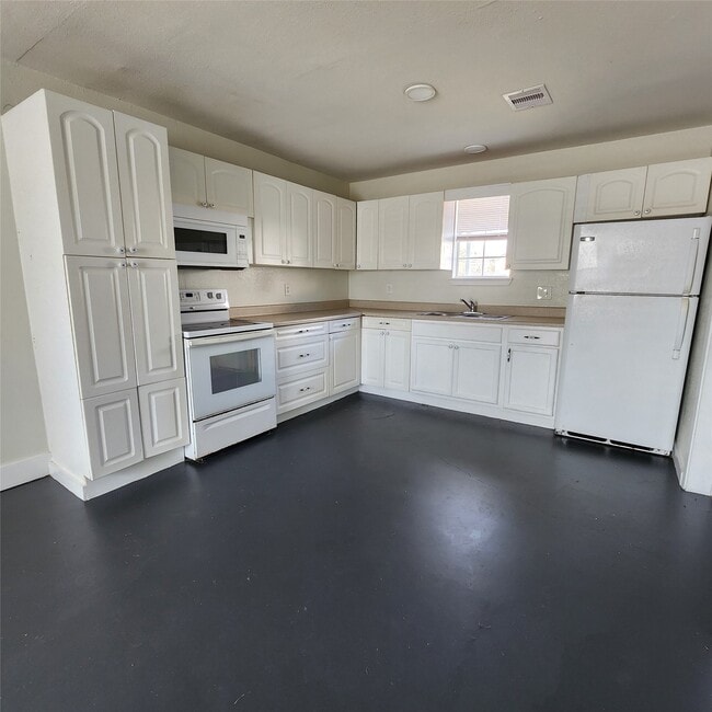 Building Photo - 4710 Pelican