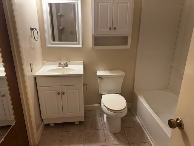 Building Photo - "Charming 2-Bed Townhouse Retreat with Mod...