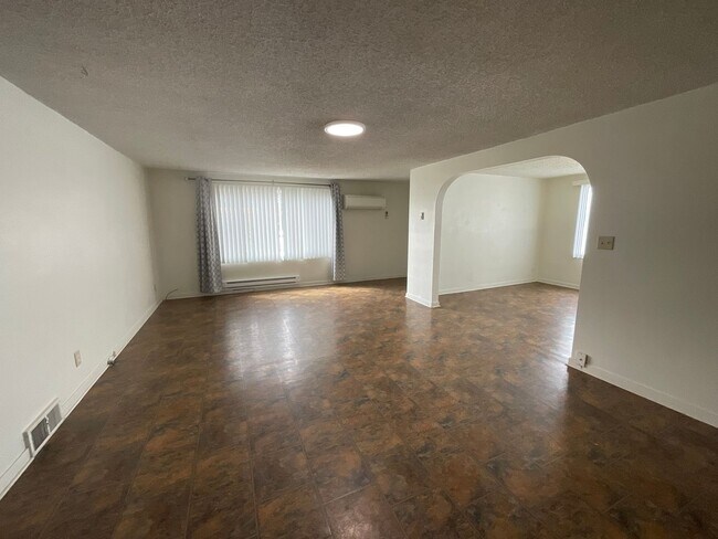 Building Photo - 2 Bed, 1 Bath in- Downtown Ferndale
